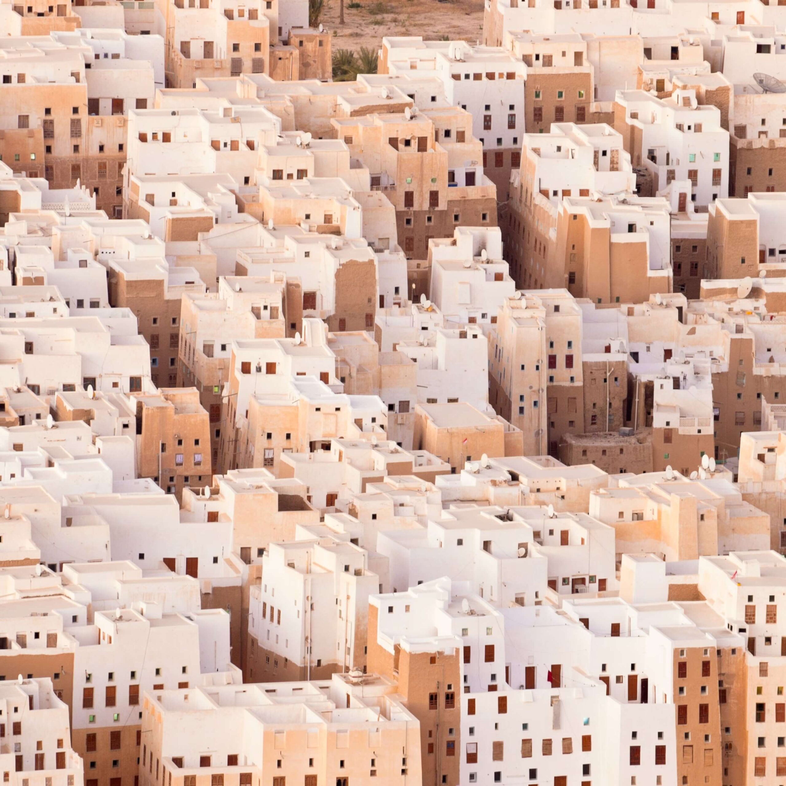 사막의 맨해튼, 시밤 – 예멘의 흙벽 고층도시가 남긴 세계문화유산 1 예멘 시밤 이미지
출처: https://www.nationalgeographic.com/