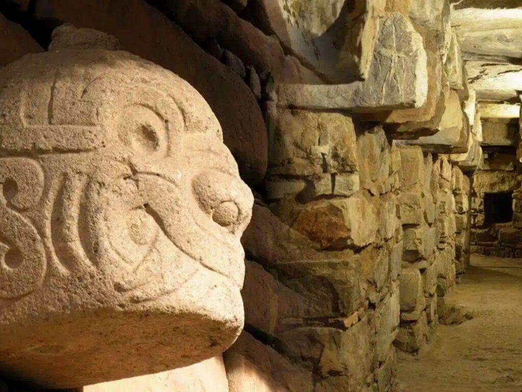 페루 차빈 고고유적 – 안데스의 심장에 남은 인류 최초의 신전 문명rchaeological Site, Peru) 1 페루 안데스 고산지대에 위치한 세계문화유산 차빈 데 우안타르(Chavín de Huántar)의 실사 이미지