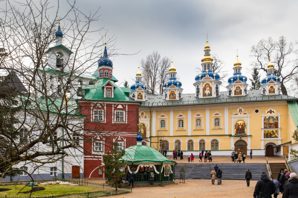 러시아 페체라 동굴 수도원 – 지하 깊숙한 신앙이 만든 신비의 성역 (Pechory Cave Monastery, Russia) 2 페체라 동굴 수도원의 핵심 성전인 ‘성모 승천 대성당(Uspensky Cathedral)’을 정면에서 촬영한 사진
출처: Wikimedia Commons (Public Domain)