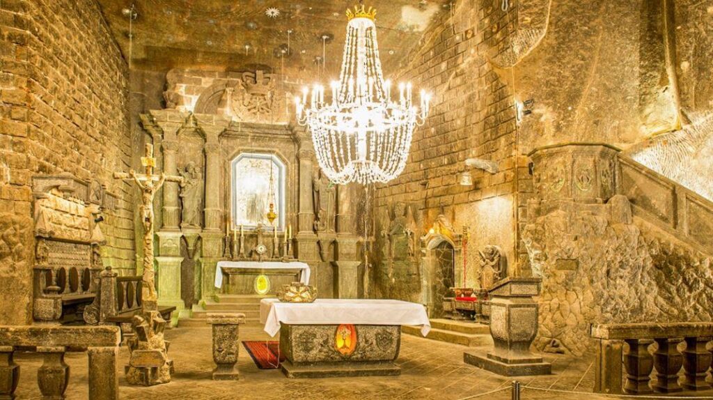 폴란드 크라쿠프 소금광산 (Wieliczka Salt Mine, Poland) — 지하 300m 아래에서 피어난 소금 성당의 경이 2 폴란드-크라쿠프-소금광산-이미지