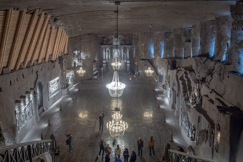 폴란드 크라쿠프 소금광산 (Wieliczka Salt Mine, Poland) — 지하 300m 아래에서 피어난 소금 성당의 경이 1 폴란드-크라쿠프-소금광산-이미지