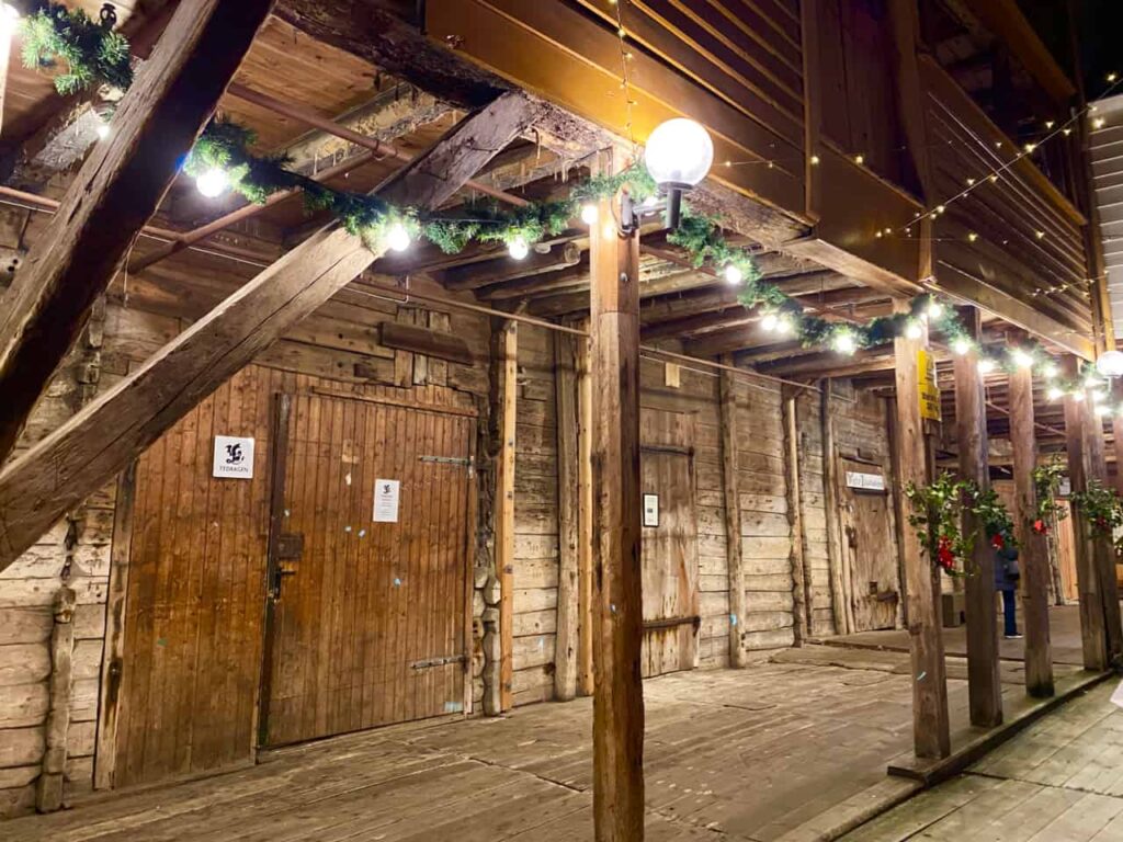 노르웨이 브뤼겐(Bryggen) – 한자동맹 상업지구·목조건축 도시·북해 교역 질서의 물리적 기록 2 브뤼겐 내부 골목과 창고 구조 이미지 - 창고·사무·주거가 수직적으로 결합된 구조