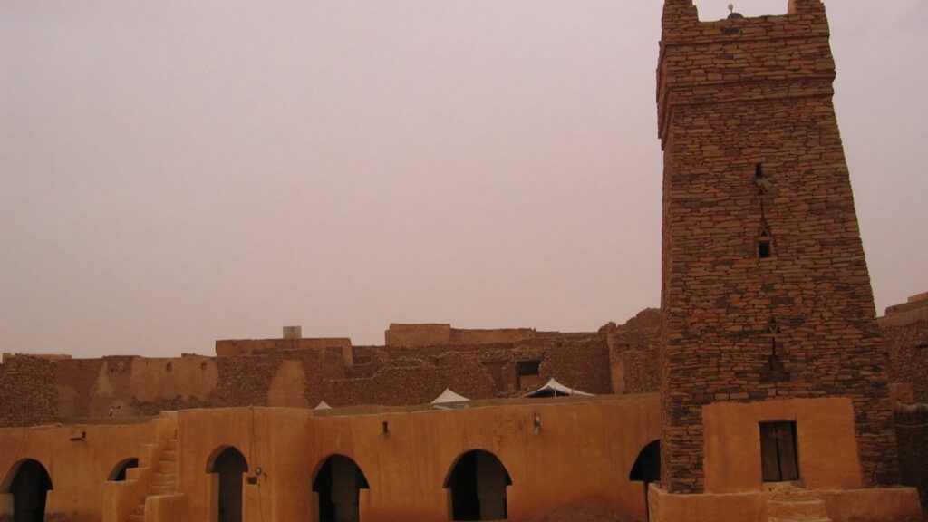 모리타니아 칭게티(Chinguetti) – 사막이 삼켜버린 도시에서 지식은 어떻게 살아남았는가 1 칭게티 대모스크의 사각형 미나렛 이미지