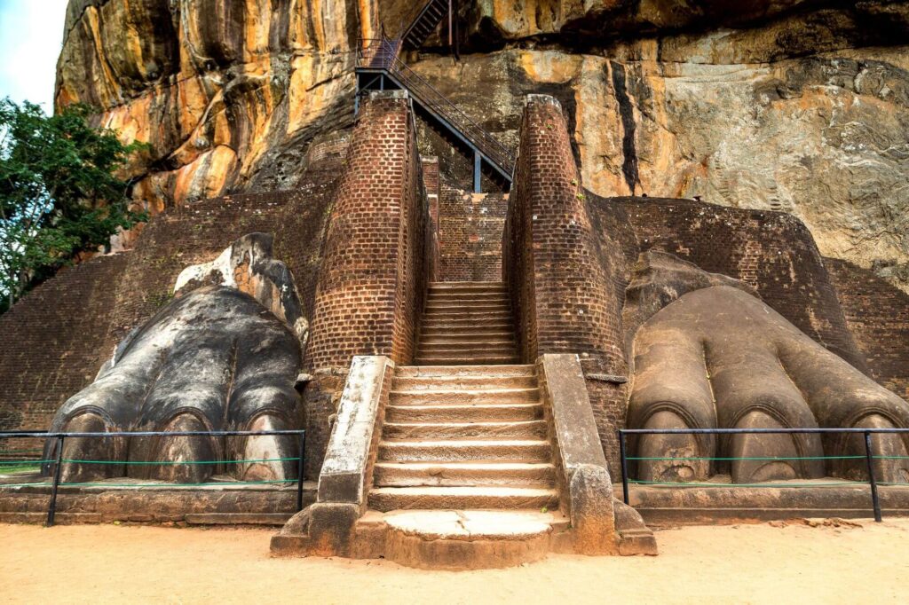 스리랑카 시기리야(Sigiriya) – 바위 위에 세워진 왕권 ·수경 정원·고대 권력 공간의 심리 1 스리랑카-시기리야-유네스코-세계문화유산-실사이미지 -사자문(Lion Gate)과 정상부 접근 계단