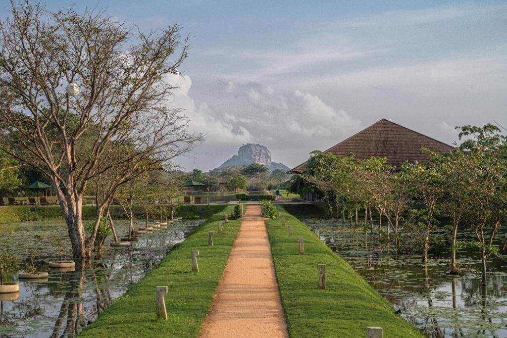 스리랑카 시기리야(Sigiriya) – 바위 위에 세워진 왕권 ·수경 정원·고대 권력 공간의 심리 2 시기리야 수경 정원과 연못 시스템