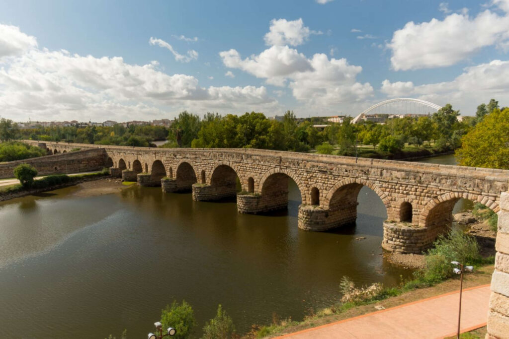 스페인 메리다(Mérida) – 로마 식민도시 수리·교통 인프라와 공공건축 통치 모델 분석 2 스페인 엑스트레마두라(Extremadura)에 위치한 세계문화유산 메리다(Mérida)의 실사 이미지 - 과디아나 강 로마 교량