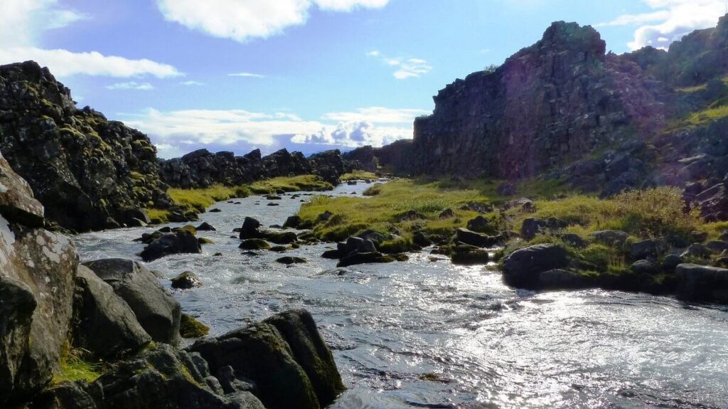 아이슬란드 싱벨리르(Þingvellir) – 자연 지형 위 입법 공간·중세 의회 시스템·무문자 사회의 법 질서 1 로그베르그(법의 바위) 이미지