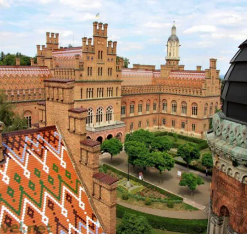 우크라이나 체르니우치(Chernivtsi) – 교육으로 통치한 제국, 다민족 질서를 설계한 건축 1 중정과 지붕 장식이 드러나는 건축 세부 모습