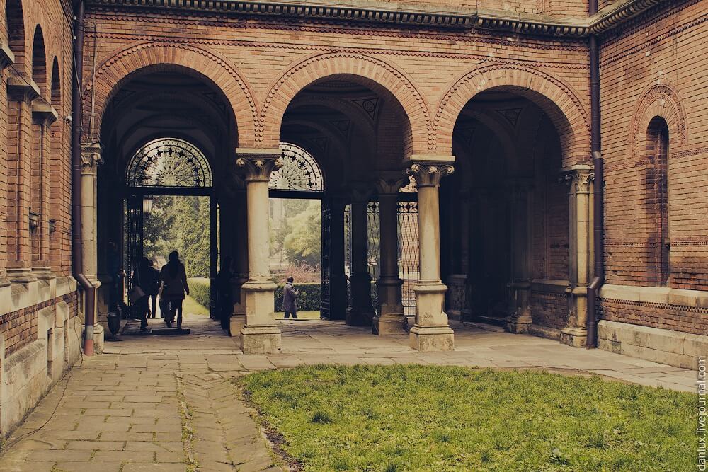 우크라이나 체르니우치(Chernivtsi) – 교육으로 통치한 제국, 다민족 질서를 설계한 건축 2 현재 대학 캠퍼스로 활용되는 내부 공간 이미지