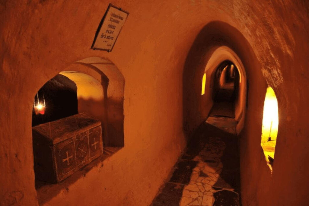 우크라이나 키예프 페체르스크 라브라(Kyiv Pechersk Lavra) – 땅 위의 권력이 아닌, 땅 아래에서 구축된 중세 국가의 신앙 인프라 1 지하 동굴 통로와 예배 공간 이미지