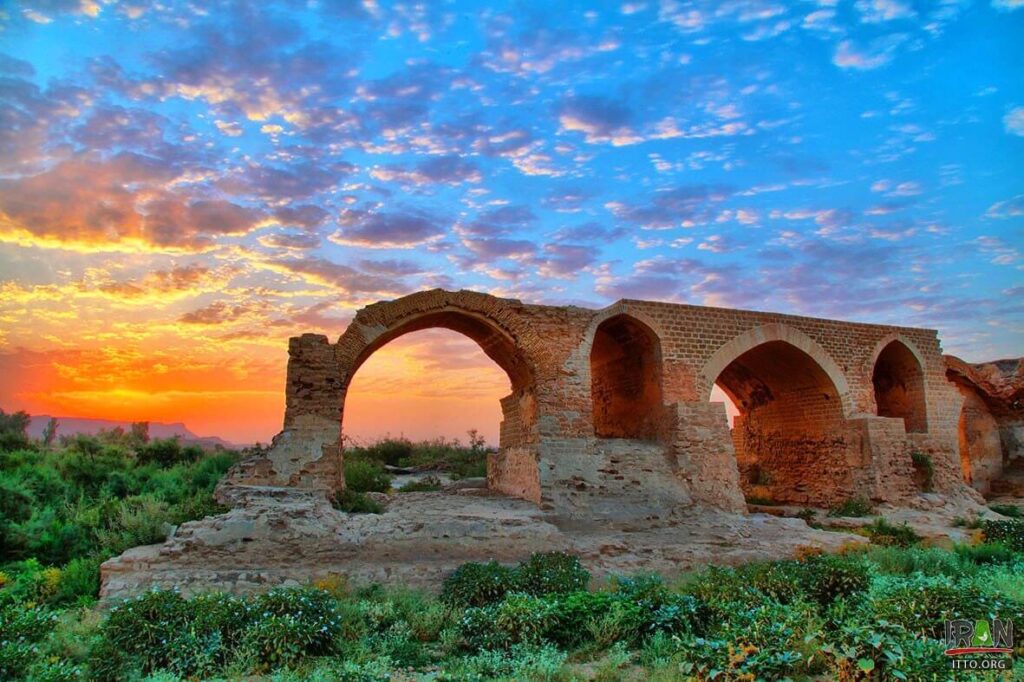 이란 슈슈타르(Shushtar) – 다중 수리 네트워크·사산 왕조 국가 공학·도시 농업 통합 구조 분석 2 이란 슈슈타르(Shushtar) 역사적 수리 시스템과 직접적으로 연관된 실제 현장 사진 - 반드에 카이사르(Band-e Kaisar) · 제방 겸 교량 구조