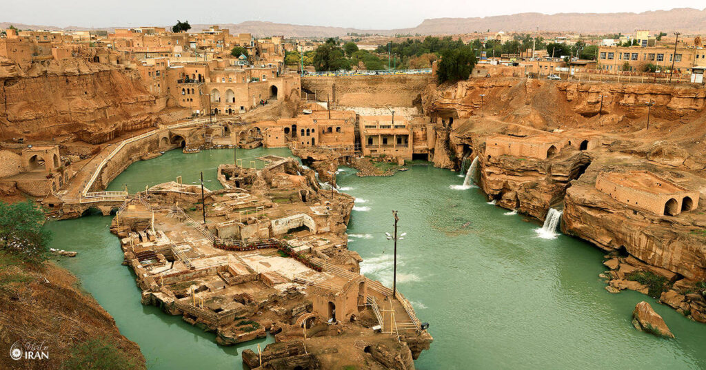 이란 슈슈타르(Shushtar) – 다중 수리 네트워크·사산 왕조 국가 공학·도시 농업 통합 구조 분석 1 이란 슈슈타르(Shushtar) 역사적 수리 시스템과 직접적으로 연관된 실제 현장 사진 - 수차식 방앗간 · 폭포형 낙차 구간