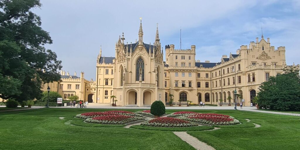 체코 레드니체 발티체 (Lednice–Valtice) 문화경관 – 자연을 지배하지 않고 연출한 귀족 권력의 가장 세련된 형태 1 레드니체 성과 조경 정원이 결합된 공간 구성을 보여주는 이미지