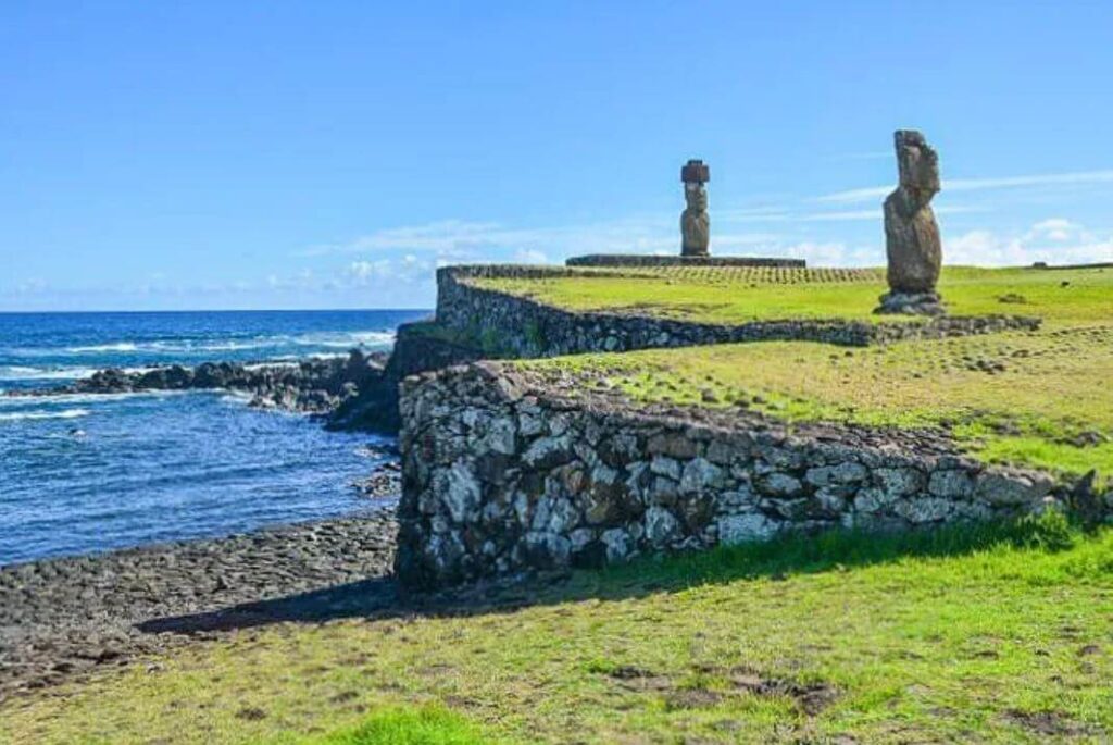 칠레 라파누이 국립공원(Rapa Nui) – 모아이 건립 시스템·자원 한계 사회·고립 문명의 선택 구조 분석 1 라파누이 해안 아후와 석상 이미지