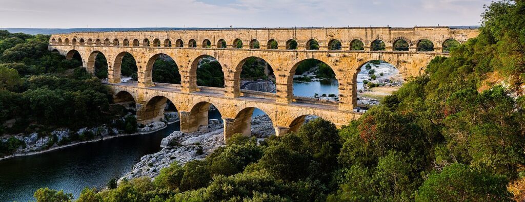 프랑스 퐁뒤가르(Pont du Gard) – 물로 제국을 통치한 로마, 인프라가 권력이 된 순간 2 가르 강을 가로지르는 퐁뒤가르 전경