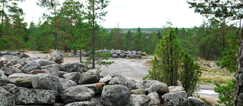 핀란드 베리살로(Berisalo) - 청동기 무덤·선사시대 사회 위계 분석 1 핀란드 남서부 해안 베리살로에 분포한 청동기 시대 돌무지 무덤 이미지