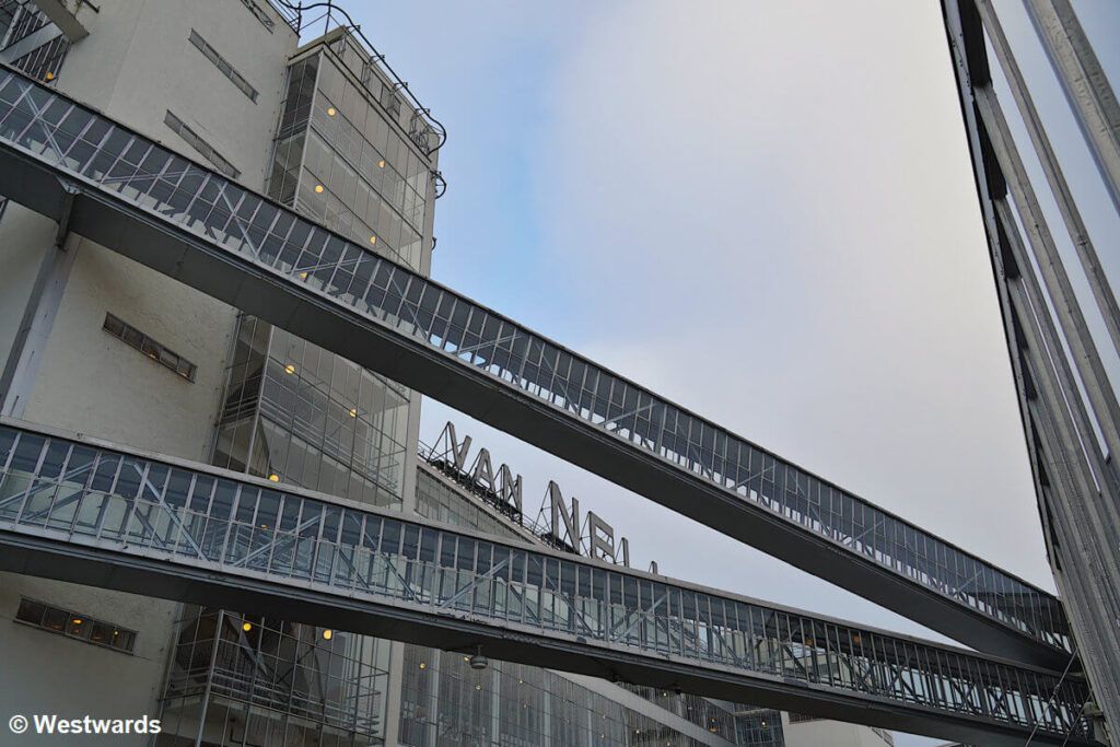 네덜란드 판 넬레 공장 (Van Nelle Factory) - 강철과 유리로 쓴 시, 노동자를 위해 빛을 가둔 이상적인 공장 2 공장 건물과 창고를 연결하는 대각선 모양의 유리 다리 이미지
출처: https://westwards.de/