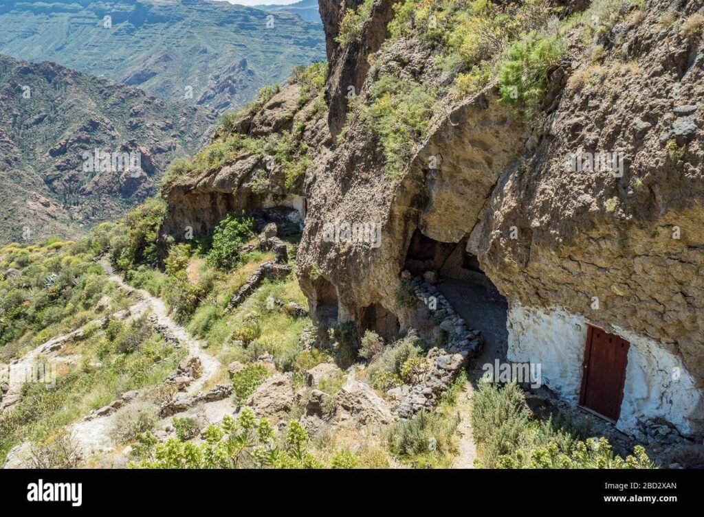 스페인 리스코 카이도와 그란 카나리아의 신성한 산 - 대서양 고도에 숨겨진 별의 신전 2 아쿠사 세카 동굴 마을 (Acusa Seca Cave Village) 이미지
출처: https://www.alamy.com/