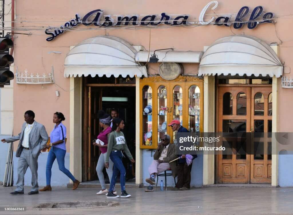 에리트레아 아스마라 (Asmara) - 아프리카에 숨겨진 제2의 로마, 그 충격적인 건축 비밀 2 이탈리아 식민지 시절의 영향으로 발달한 아스마라의 노천카페 문화와 거리 풍경 이미지
출처: https://www.gettyimages.com/