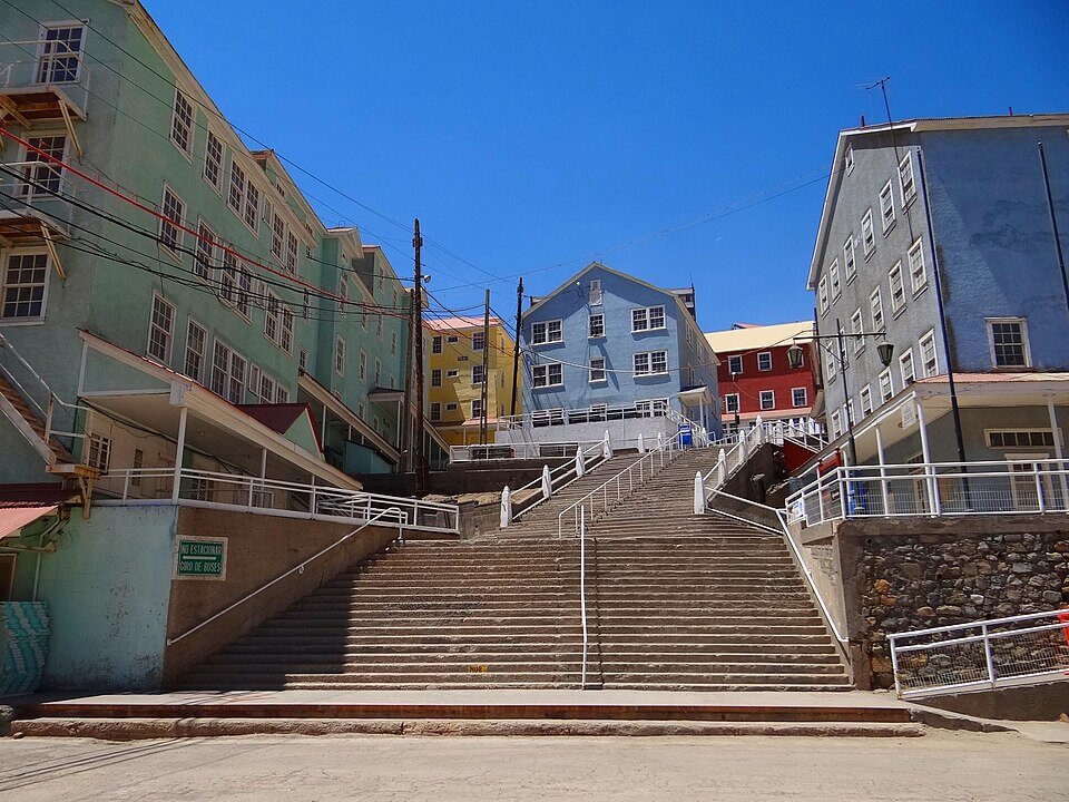 칠레 수엘 광산 도시 (Sewell Mining Town) - 안데스 2,000m 절벽 위에 지어진 계단들의 도시 2 수엘의 중앙 계단 모습 - 이미지
출처: https://commons.wikimedia.org/