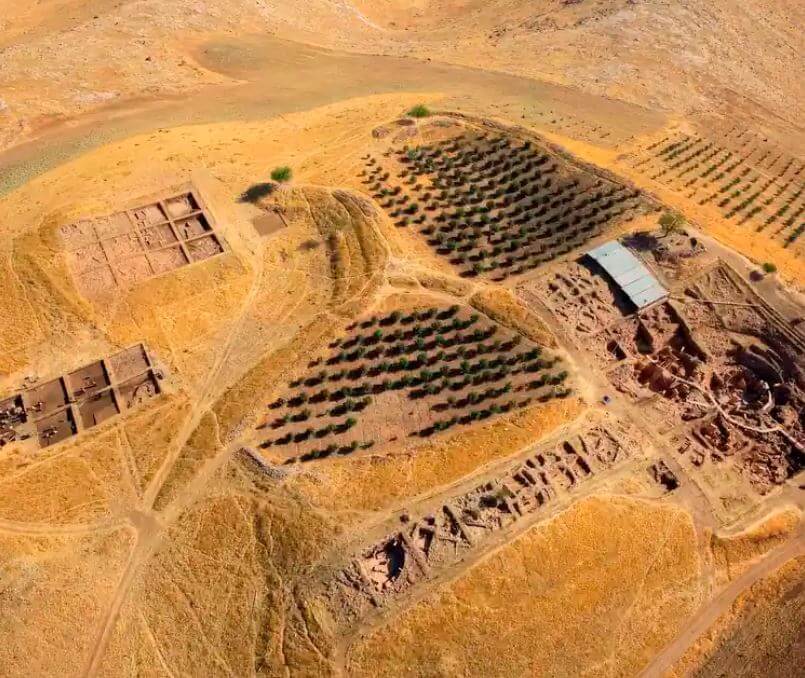 튀르키예 괴베클리 테페 (Göbekli Tepe) - 교과서를 다시 쓰게 만든 1만 2천 년 전의 충격 2 유적의 전체적인 규모감이 그대로 느껴지는 발굴 현장의 규모 이미지