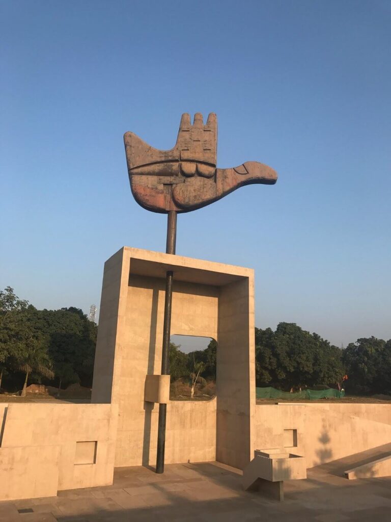 인도 찬디가르 (Chandigarh) - 르 코르뷔지에가 빚은 콘크리트 유토피아, 현대 건축의 살아있는 신화 1 찬디가르의 상징이자 르 코르뷔지에 철학의 정수 - 열린 손 기념비 이미지
출처: https://airial.travel/attractions/india/chandigarh/open-hand-monument-chandigarh-qn_6UQP4