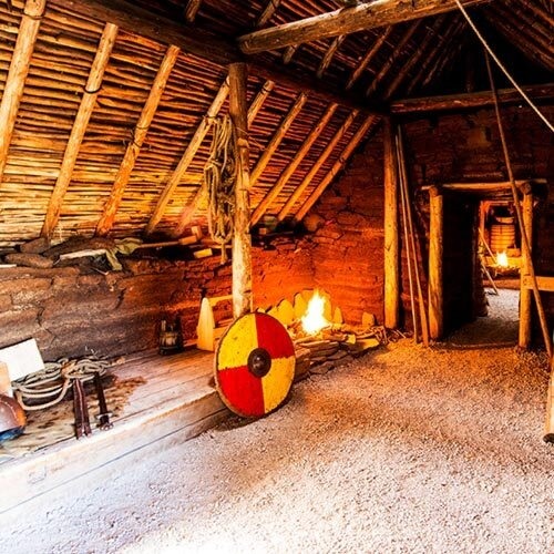 캐나다 랑스 오 메도 (L’Anse aux Meadows) - 콜럼버스보다 500년 앞선 바이킹의 북미 정착지, 신화가 역사가 된 순간 1 유적지에서 발견된 대장간의 내부를 재현한 모습
출처: https://realtravelexperts.com/