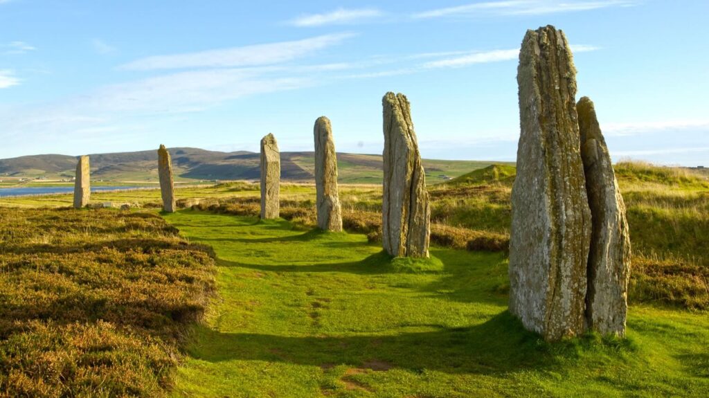 영국 신석기 오크니 유산군 (Heart of Neolithic Orkney) : 스톤헨지보다 천 년 앞선 거석 문명의 경이로운 수수께끼 1 직경 104미터의 거대한 원형으로 배열된 브로드가의 고리 거석군 이미지
출처: https://www.northlinkferries.co.uk/