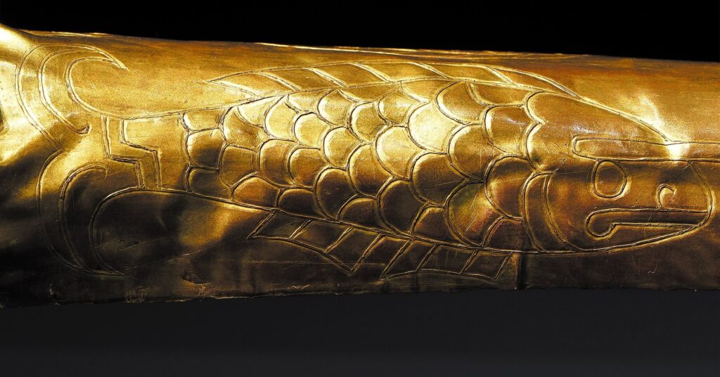 중국 삼성퇴 유적 (Sanxingdui) - 주류 황하 문명을 정면으로 부정하는 기형적 청동 가면과 멸망의 수수께끼 1 삼성퇴 1호 제사 구덩이에서 출토된 1.42미터 길이의 신비로운 황금 지팡이(Golden Scepter) 세부 조각 모습
출처: https://www.chinadailyhk.com/