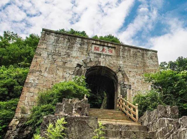 중국 토사 유적 (Tusi Sites) : 제국의 변방을 다스린 천년의 이이제이(以夷制夷) 통치술, 그 거대한 산악 성채의 비밀 1 하이룽툰(해룡둔) 성채의 진입로 모습
출처: https://www.whitr-ap.org/